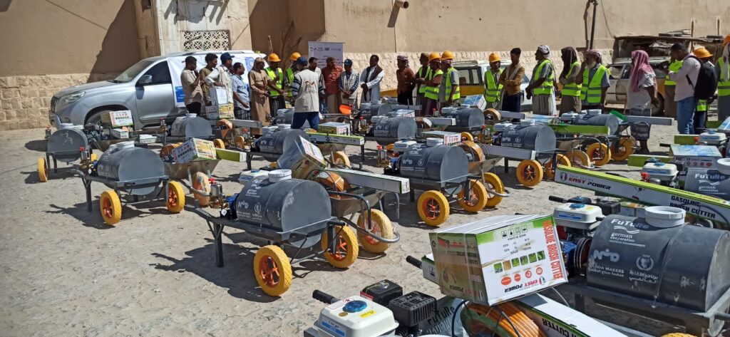 مدير عام شبام يدشن الحقيبة الزراعية لمزارعي المديرية المستفيدين من مشروع المساعدات الغذائية ضمن برنامج الغذاء إلى الصمود مدير عام شبام يدشن الحقيبة الزراعية لمزارعي المديرية المستفيدين من مشروع المساعدات الغذائية ضمن برنامج الغذاء إلى الصمود
