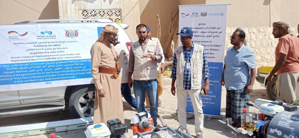 مدير عام شبام يدشن الحقيبة الزراعية لمزارعي المديرية المستفيدين من مشروع المساعدات الغذائية ضمن برنامج الغذاء إلى الصمود مدير عام شبام يدشن الحقيبة الزراعية لمزارعي المديرية المستفيدين من مشروع المساعدات الغذائية ضمن برنامج الغذاء إلى الصمود