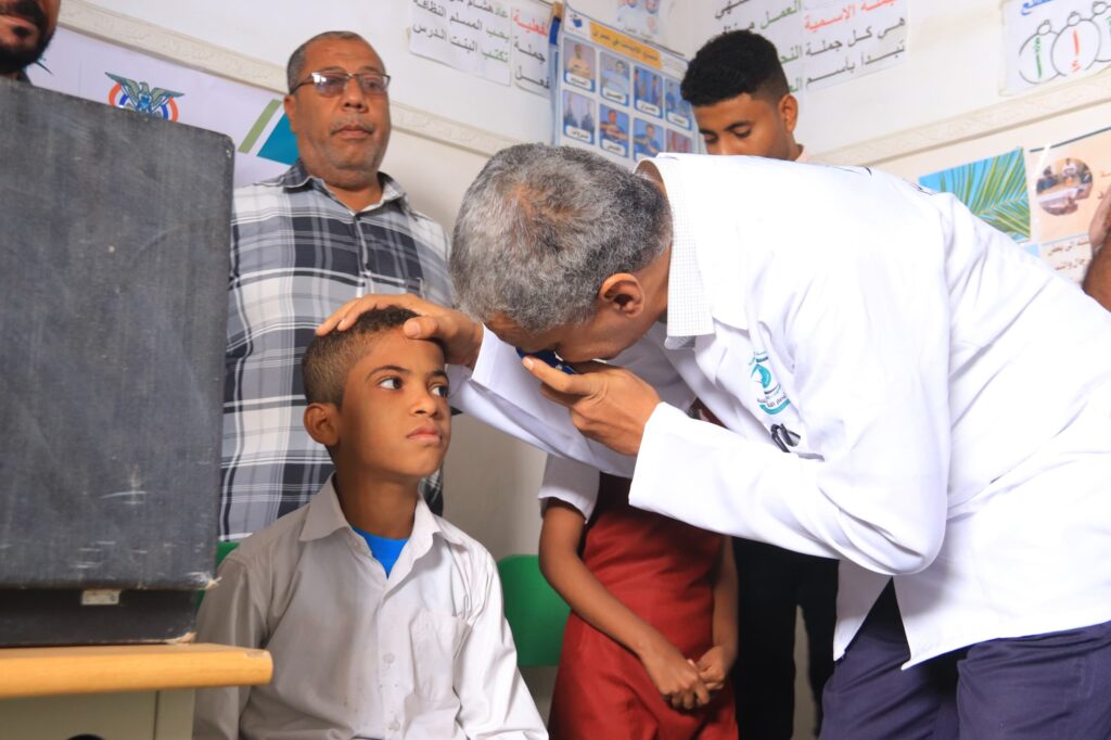 مدير التربية بالقطن يدشن برنامج فحص نظر الطلاب بتنفيذ مؤسسة الإبصار الحضرمية الخيرية مدير التربية بالقطن يدشن برنامج فحص نظر الطلاب بتنفيذ مؤسسة الإبصار الحضرمية الخيرية