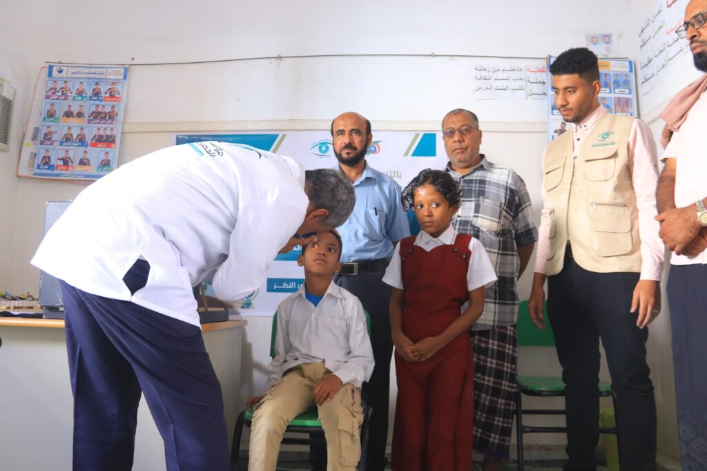 مدير التربية بالقطن يدشن برنامج فحص نظر الطلاب بتنفيذ مؤسسة الإبصار الحضرمية الخيرية مدير التربية بالقطن يدشن برنامج فحص نظر الطلاب بتنفيذ مؤسسة الإبصار الحضرمية الخيرية