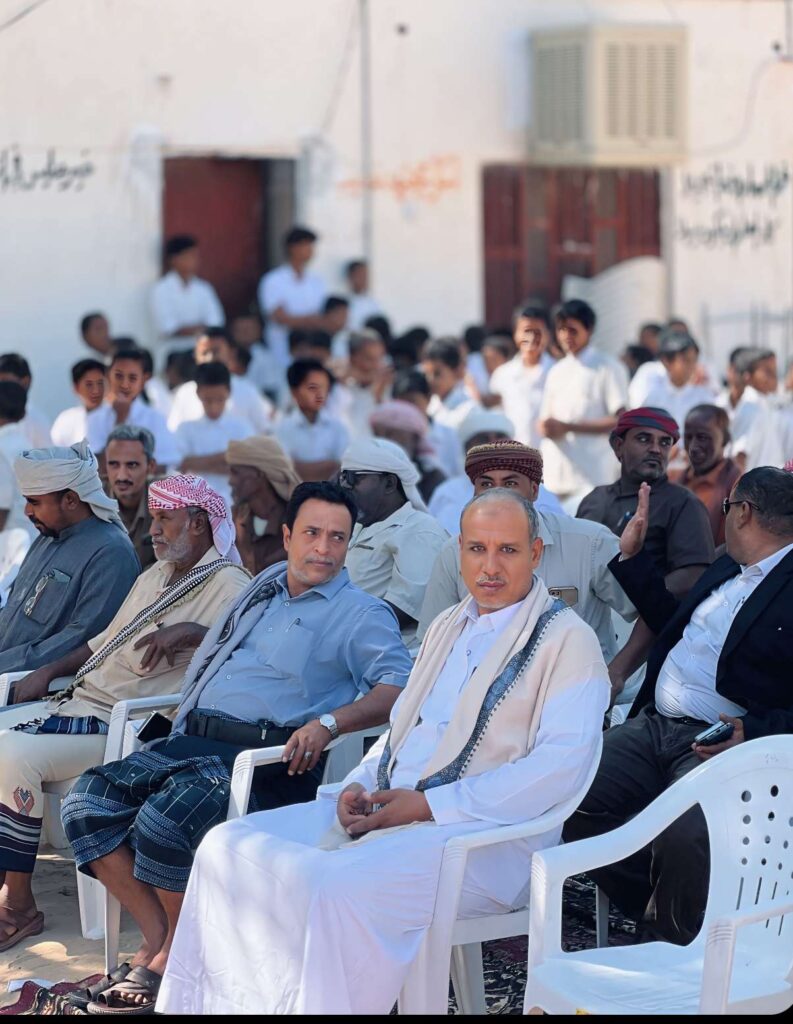 مدير عام السوم يدشن مشروع تشغيل الطاقه الشمسيه بمدرسة الاحقاف للتعليم الأساسي بالسوم مدير عام السوم يدشن مشروع تشغيل الطاقه الشمسيه بمدرسة الاحقاف للتعليم الأساسي بالسوم