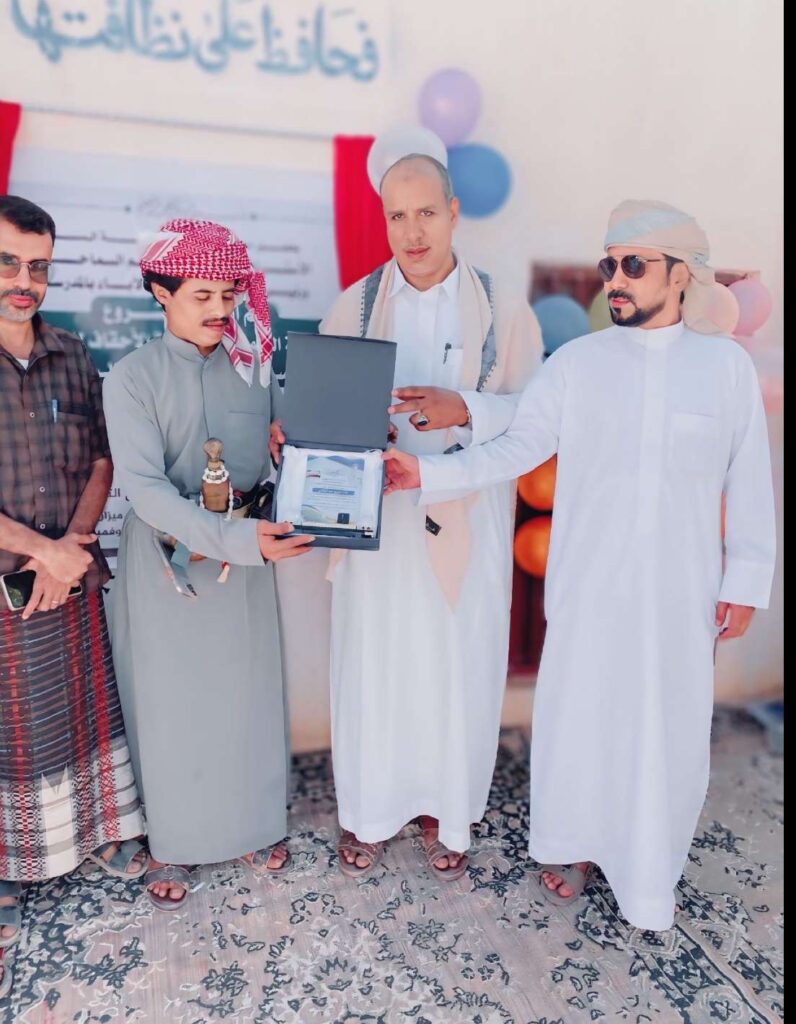مدير عام السوم يدشن مشروع تشغيل الطاقه الشمسيه بمدرسة الاحقاف للتعليم الأساسي بالسوم مدير عام السوم يدشن مشروع تشغيل الطاقه الشمسيه بمدرسة الاحقاف للتعليم الأساسي بالسوم