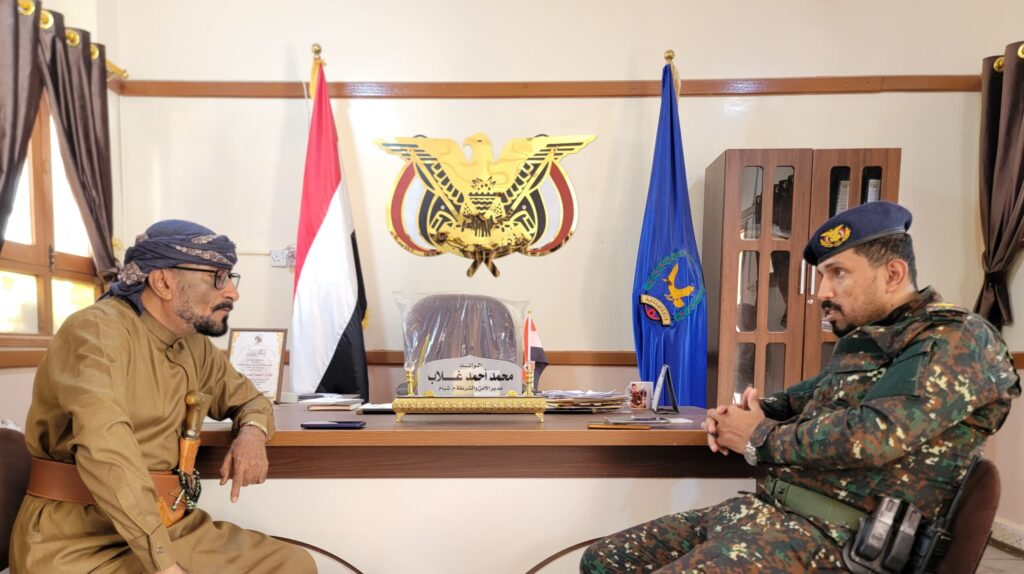 مدير عام شبام يتفقد إدارة الأمن والشرطة بالمديرية ويؤكد وقوف الدولة بكافة أجهزتها ضد الاعمال الخارجة على القانون "شاهد الصور" مدير عام شبام يتفقد إدارة الأمن والشرطة بالمديرية ويؤكد وقوف الدولة بكافة أجهزتها ضد الاعمال الخارجة على القانون "شاهد الصور"