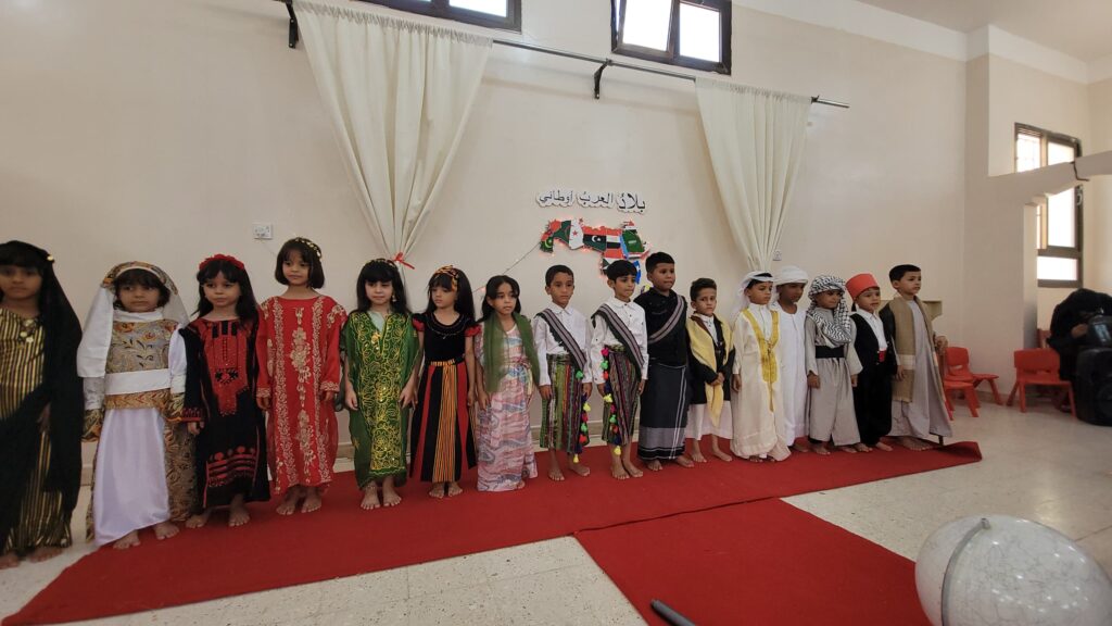 الأمين العام للمجلس المحلي بشبام يدشن المعرض الإبداعي السنوي لروضة الطفل بالحوطة الأمين العام للمجلس المحلي بشبام يدشن المعرض الإبداعي السنوي لروضة الطفل بالحوطة