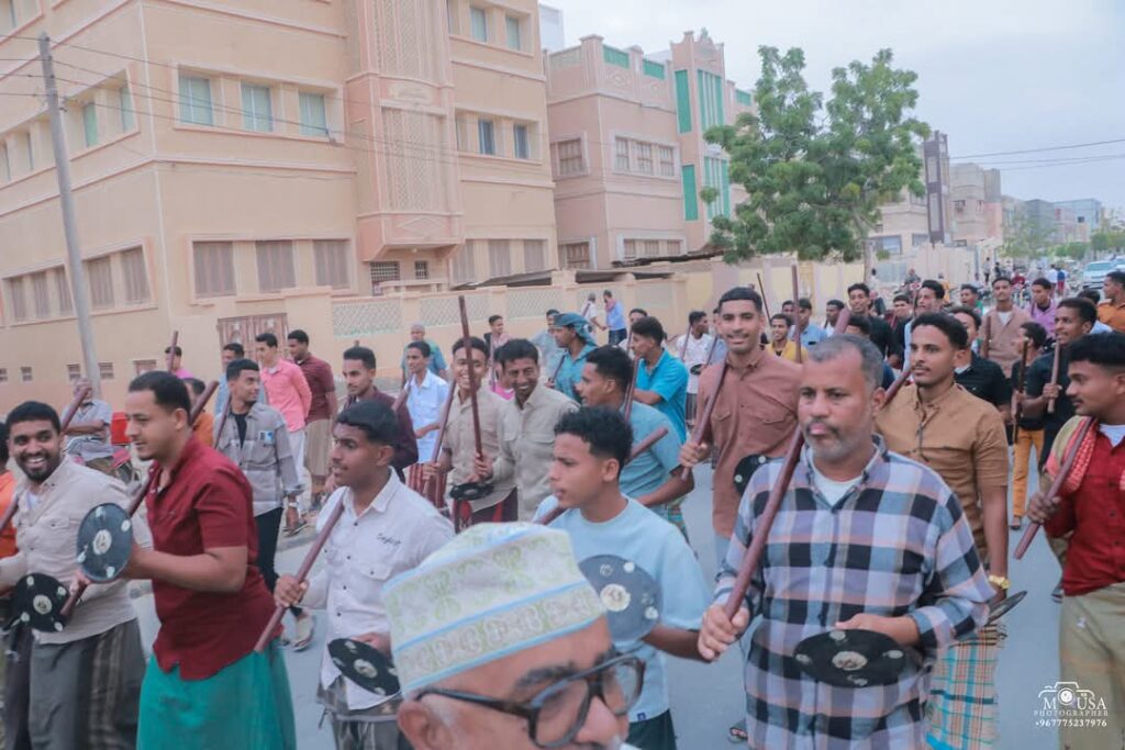 بين الرياضة والتراث: فريق الحرية في مشهد استثنائي بمدينة الشحر بين الرياضة والتراث: فريق الحرية في مشهد استثنائي بمدينة الشحر