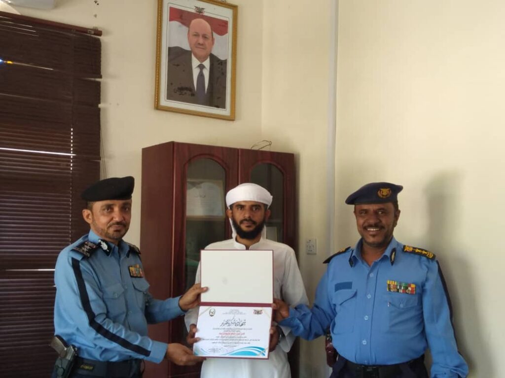 إدارة شرطة السير بوادي وصحراء حضرموت تكرم الضابط المثالي بالإدارة وعدد من أئمة وخطباء المساجد وآخرين من ناشطي مواقع التواصل الإجتماعي إدارة شرطة السير بوادي وصحراء حضرموت تكرم الضابط المثالي بالإدارة وعدد من أئمة وخطباء المساجد وآخرين من ناشطي مواقع التواصل الإجتماعي