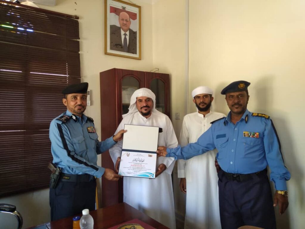 إدارة شرطة السير بوادي وصحراء حضرموت تكرم الضابط المثالي بالإدارة وعدد من أئمة وخطباء المساجد وآخرين من ناشطي مواقع التواصل الإجتماعي إدارة شرطة السير بوادي وصحراء حضرموت تكرم الضابط المثالي بالإدارة وعدد من أئمة وخطباء المساجد وآخرين من ناشطي مواقع التواصل الإجتماعي