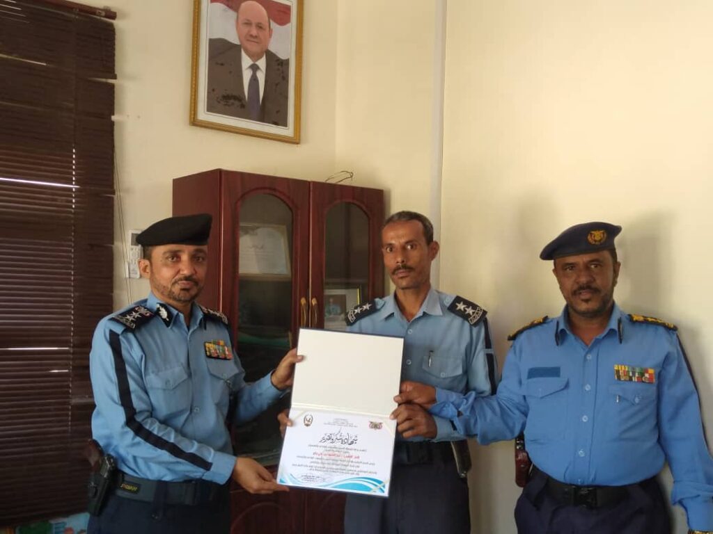 إدارة شرطة السير بوادي وصحراء حضرموت تكرم الضابط المثالي بالإدارة وعدد من أئمة وخطباء المساجد وآخرين من ناشطي مواقع التواصل الإجتماعي إدارة شرطة السير بوادي وصحراء حضرموت تكرم الضابط المثالي بالإدارة وعدد من أئمة وخطباء المساجد وآخرين من ناشطي مواقع التواصل الإجتماعي