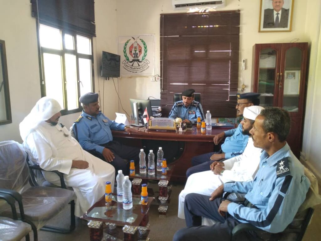 إدارة شرطة السير بوادي وصحراء حضرموت تكرم الضابط المثالي بالإدارة وعدد من أئمة وخطباء المساجد وآخرين من ناشطي مواقع التواصل الإجتماعي إدارة شرطة السير بوادي وصحراء حضرموت تكرم الضابط المثالي بالإدارة وعدد من أئمة وخطباء المساجد وآخرين من ناشطي مواقع التواصل الإجتماعي