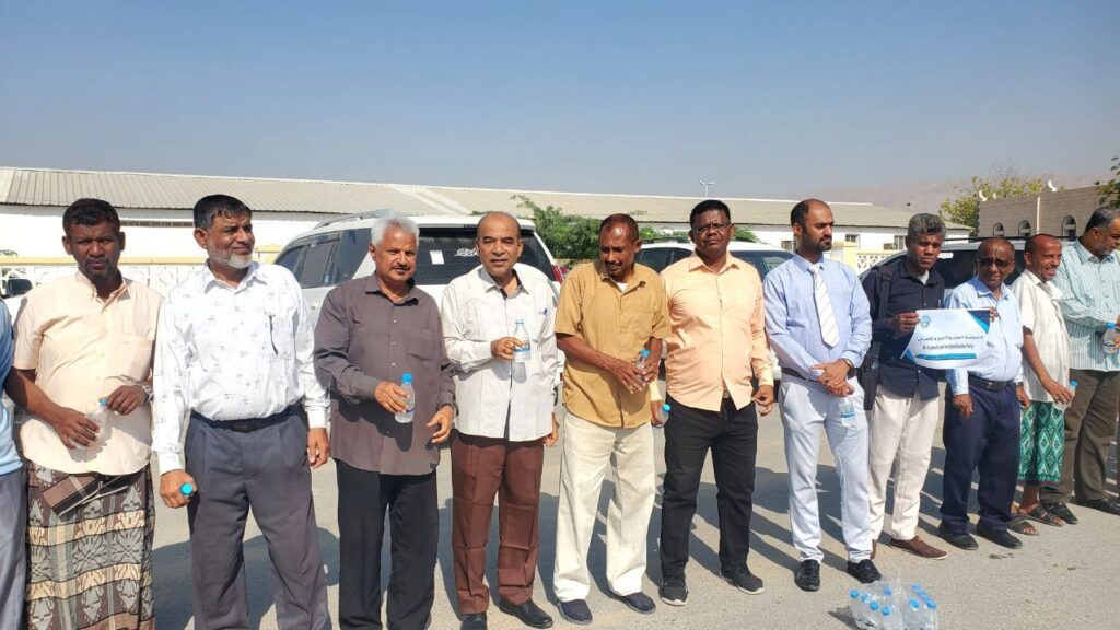 شاهد بالصور .. هيئة التدريس بجامعة حضرموت تنظم وقفة احتجاجية للمطالبة بتحسين الأوضاع المعيشية شاهد بالصور .. هيئة التدريس بجامعة حضرموت تنظم وقفة احتجاجية للمطالبة بتحسين الأوضاع المعيشية