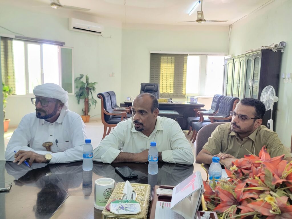 مدير عام شبام يبحث مع وكيل الشؤون الفنية بالمحافظة آلية تنفيذ مشاريع الرصف والخط الاسعافي بالمديرية مدير عام شبام يبحث مع وكيل الشؤون الفنية بالمحافظة آلية تنفيذ مشاريع الرصف والخط الاسعافي بالمديرية