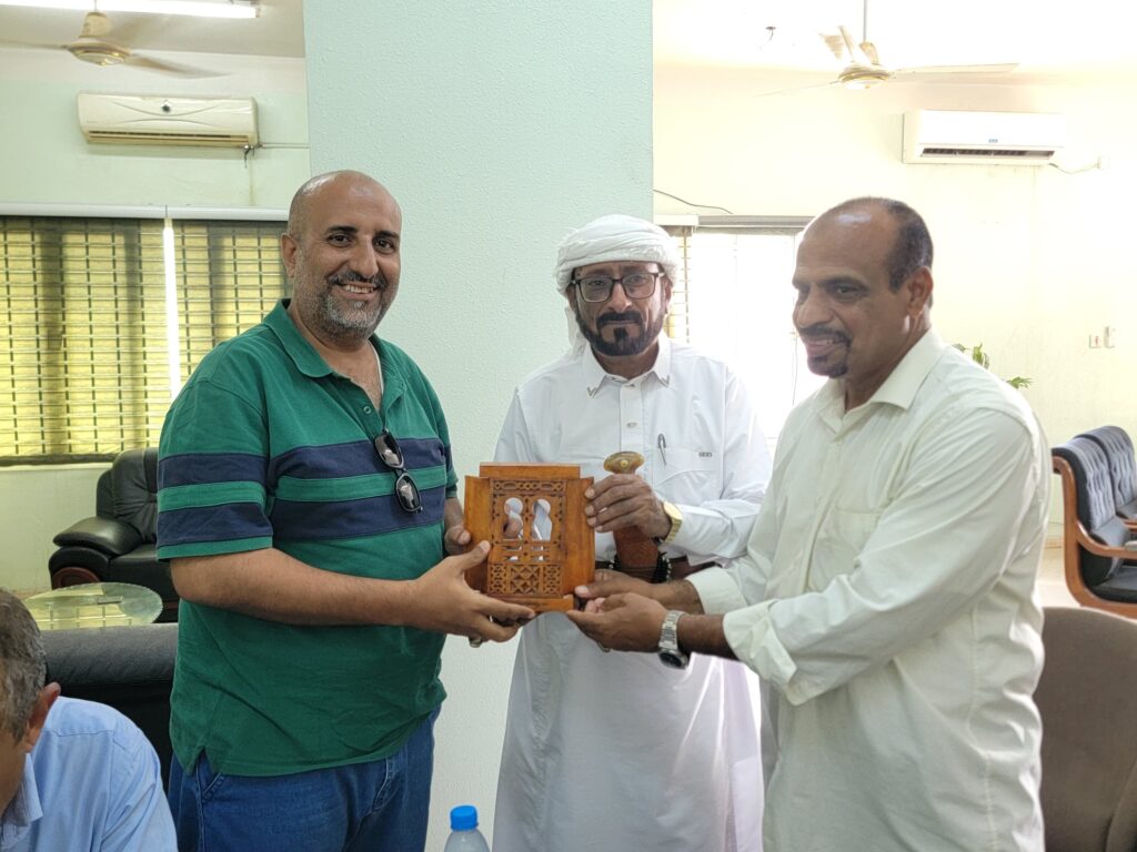 مدير عام شبام يبحث مع وكيل الشؤون الفنية بالمحافظة آلية تنفيذ مشاريع الرصف والخط الاسعافي بالمديرية مدير عام شبام يبحث مع وكيل الشؤون الفنية بالمحافظة آلية تنفيذ مشاريع الرصف والخط الاسعافي بالمديرية