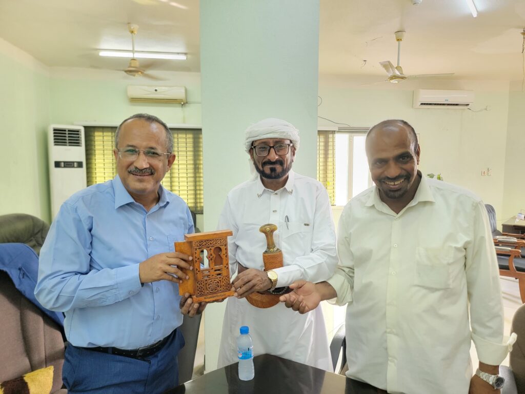 مدير عام شبام يبحث مع وكيل الشؤون الفنية بالمحافظة آلية تنفيذ مشاريع الرصف والخط الاسعافي بالمديرية مدير عام شبام يبحث مع وكيل الشؤون الفنية بالمحافظة آلية تنفيذ مشاريع الرصف والخط الاسعافي بالمديرية