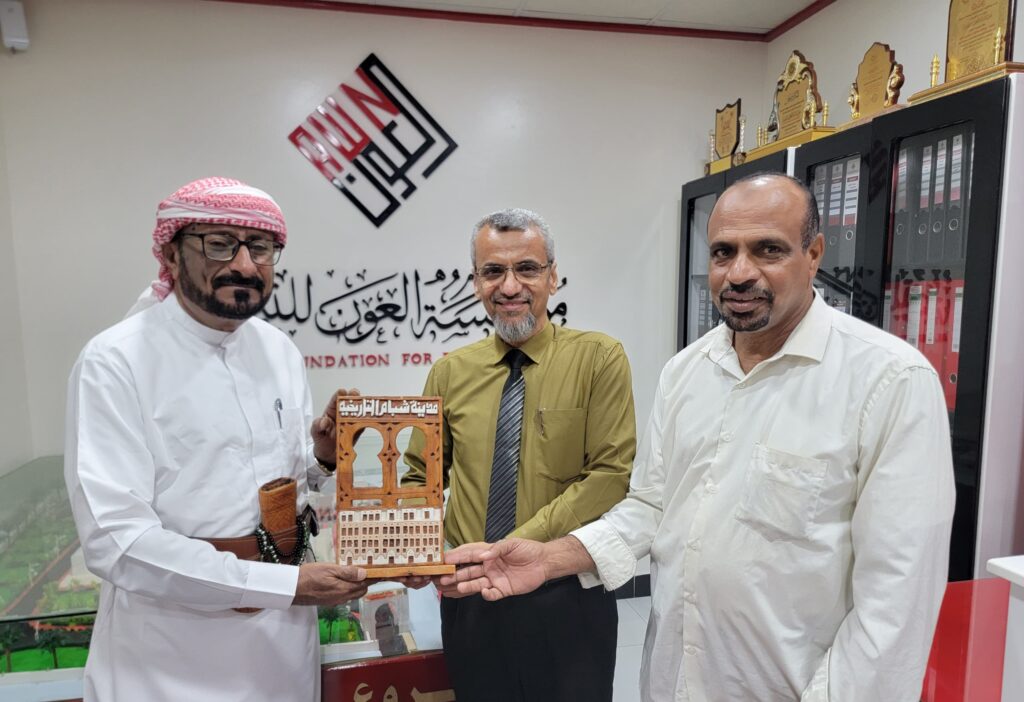 في لقاؤه بمؤسسة العون للتنمية مدير عام شبام يُفعِل دبلوماسية تنفيذ مشاريع مهنية بالمديرية في لقاؤه بمؤسسة العون للتنمية مدير عام شبام يُفعِل دبلوماسية تنفيذ مشاريع مهنية بالمديرية