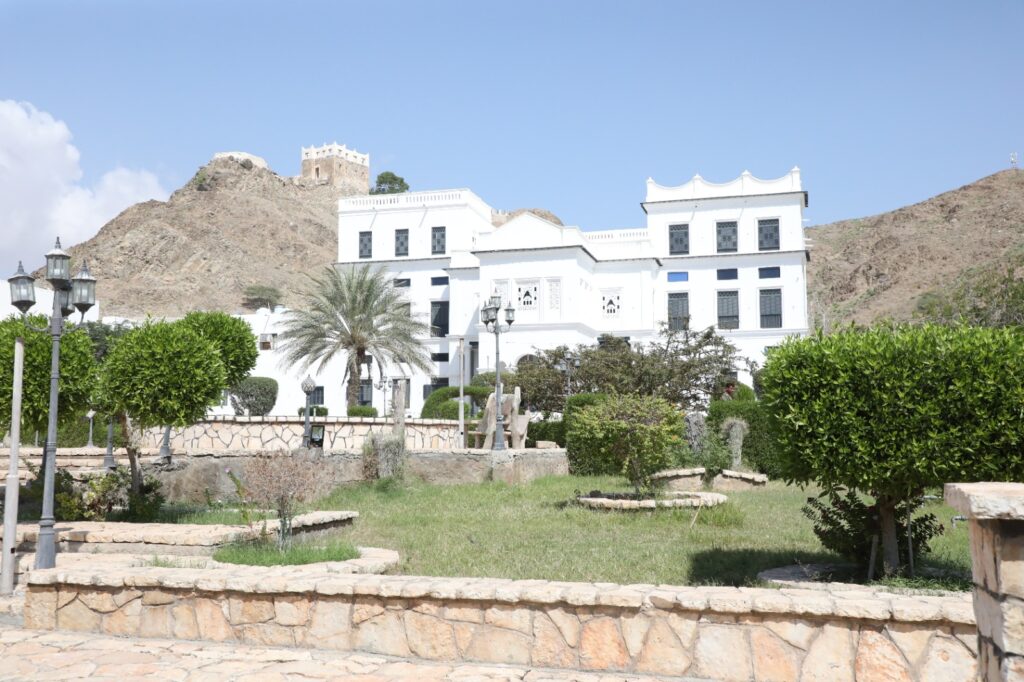 محافظ حضرموت يطلع على التجهيزات الاخيرة لاعادة تأهيل وتشطيب المكاتب الادارية لمكتب وزارة المالية بساحل حضرموت محافظ حضرموت يطلع على التجهيزات الاخيرة لاعادة تأهيل وتشطيب المكاتب الادارية لمكتب وزارة المالية بساحل حضرموت