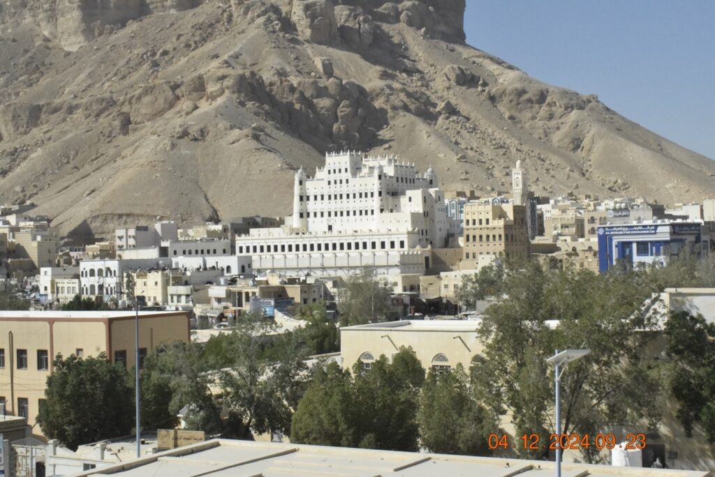 ضمن جهود تعزيز القطاع السياحي وتحفيز الاستثمار المحلي : افتتاح فندق { أنجم السياحي } بمدينة سيئون ضمن جهود تعزيز القطاع السياحي وتحفيز الاستثمار المحلي : افتتاح فندق { أنجم السياحي } بمدينة سيئون