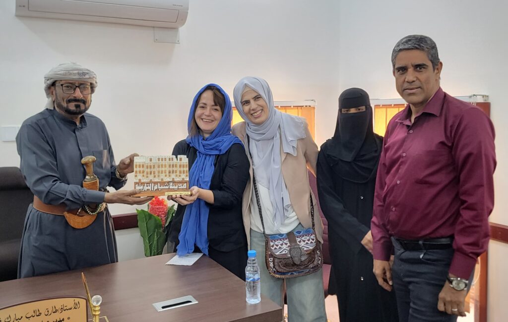 برئاسة مدير عام شبام إجتماع يناقش آلية تنفيذ مشروع ترميم مدينة شبام والقصور التاريخي برئاسة مدير عام شبام إجتماع يناقش آلية تنفيذ مشروع ترميم مدينة شبام والقصور التاريخي