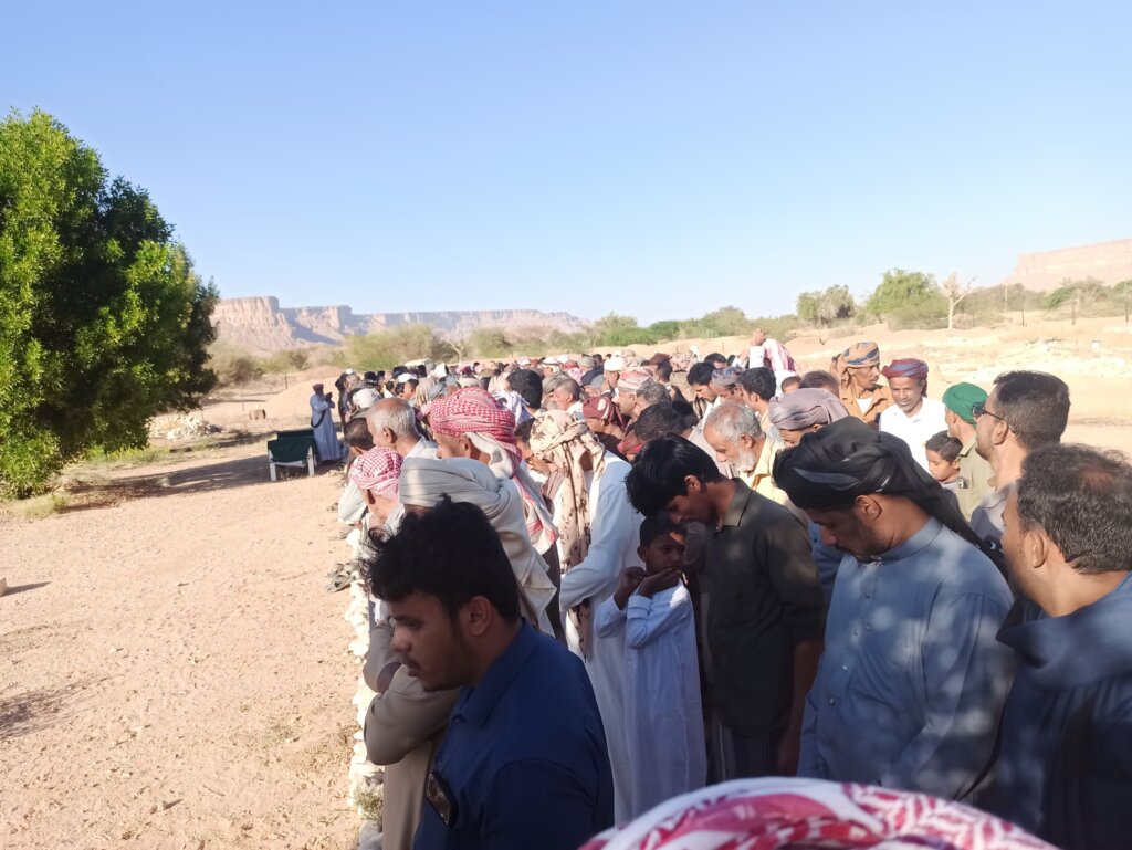 بحضور رسمي ومجتمعي مُهيب … شييع جثمان الفقيد سالم بن عيظة باسلمة بمديرية رخية بوادي حضرموت بحضور رسمي ومجتمعي مُهيب … شييع جثمان الفقيد سالم بن عيظة باسلمة بمديرية رخية بوادي حضرموت