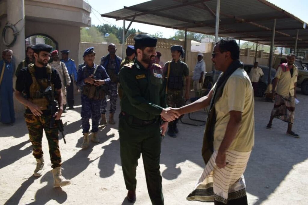 مدير أمن حضرموت الوادي والصحراء يتفقد سير انجاز معاملات المواطنين في استخراج الجوازات والبطاقة الشخصية الذكية مدير أمن حضرموت الوادي والصحراء يتفقد سير انجاز معاملات المواطنين في استخراج الجوازات والبطاقة الشخصية الذكية