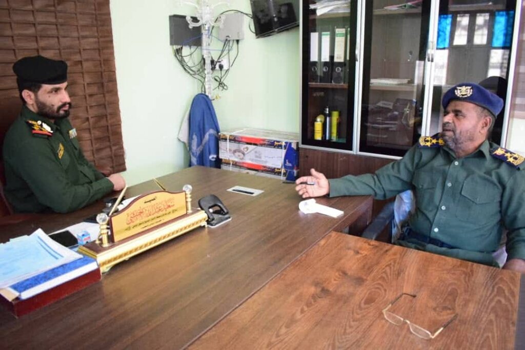 مدير أمن حضرموت الوادي والصحراء يتفقد سير انجاز معاملات المواطنين في استخراج الجوازات والبطاقة الشخصية الذكية مدير أمن حضرموت الوادي والصحراء يتفقد سير انجاز معاملات المواطنين في استخراج الجوازات والبطاقة الشخصية الذكية