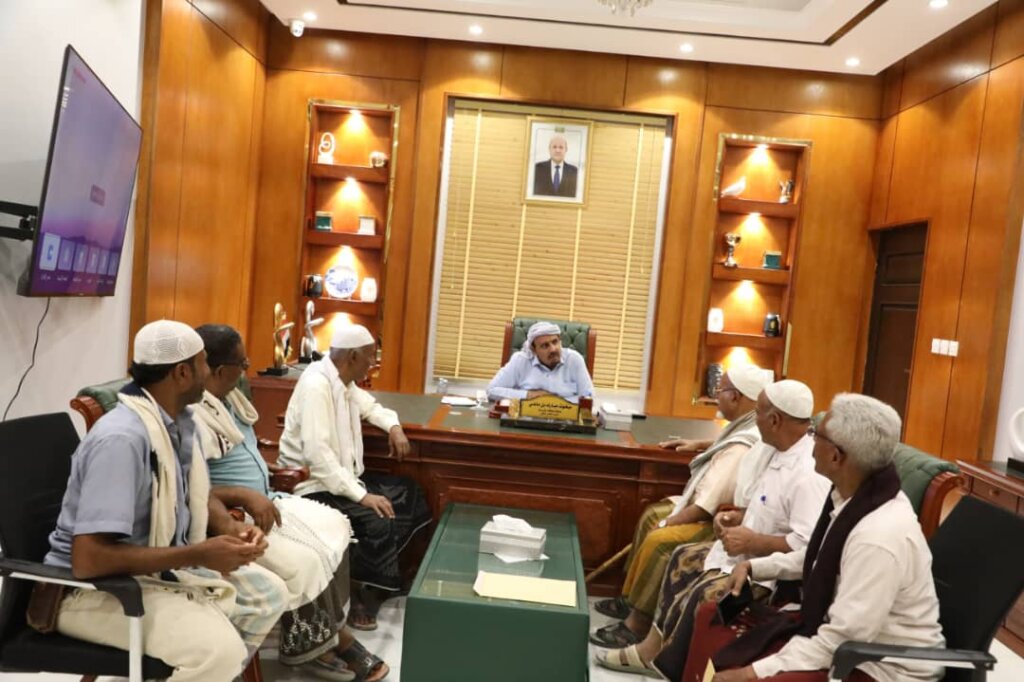 محافظ حضرموت يتسلّم درع شكر وعرفان لرعايته لفعاليات "مطلع المطالع" بحافة الحوطة بسيئون واهتمامه بإحياء الموروث الشعبي محافظ حضرموت يتسلّم درع شكر وعرفان لرعايته لفعاليات "مطلع المطالع" بحافة الحوطة بسيئون واهتمامه بإحياء الموروث الشعبي