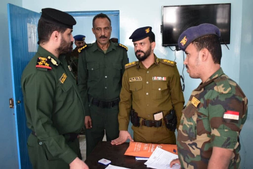 العميد بن حبيش يشدد على إدارة أمن سيئون بالتفاعل السريع مع قضايا المواطنين والبت فيها لإحالتها للنيابة العامة العميد بن حبيش يشدد على إدارة أمن سيئون بالتفاعل السريع مع قضايا المواطنين والبت فيها لإحالتها للنيابة العامة