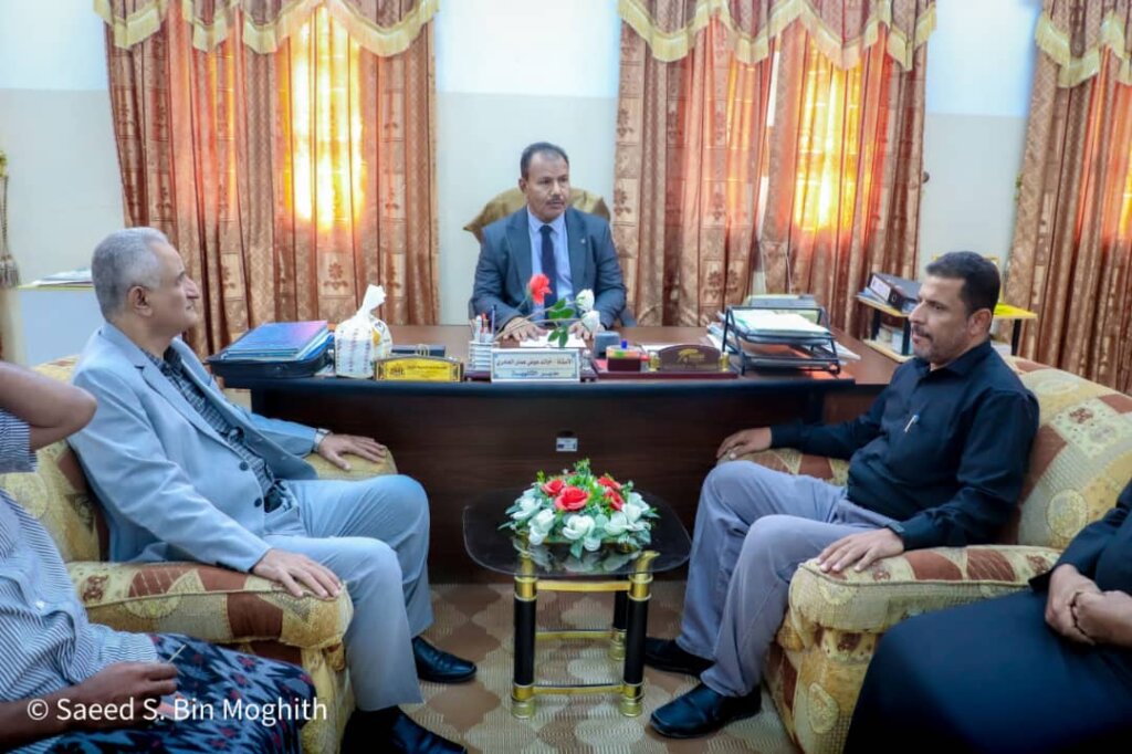 وكيل محافظة حضرموت لشؤون مديرسات الوادي والصحراء الأستاذ عامر سعيد العامري يزور ثانوية ابن حم بتاربة ويتفقد سير الامتحانات النصفية.. وكيل محافظة حضرموت لشؤون مديرسات الوادي والصحراء الأستاذ عامر سعيد العامري يزور ثانوية ابن حم بتاربة ويتفقد سير الامتحانات النصفية..