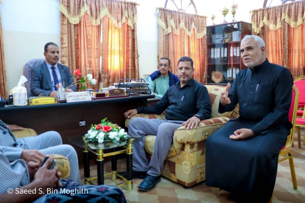 وكيل محافظة حضرموت لشؤون مديرسات الوادي والصحراء الأستاذ عامر سعيد العامري يزور ثانوية ابن حم بتاربة ويتفقد سير الامتحانات النصفية.. وكيل محافظة حضرموت لشؤون مديرسات الوادي والصحراء الأستاذ عامر سعيد العامري يزور ثانوية ابن حم بتاربة ويتفقد سير الامتحانات النصفية..