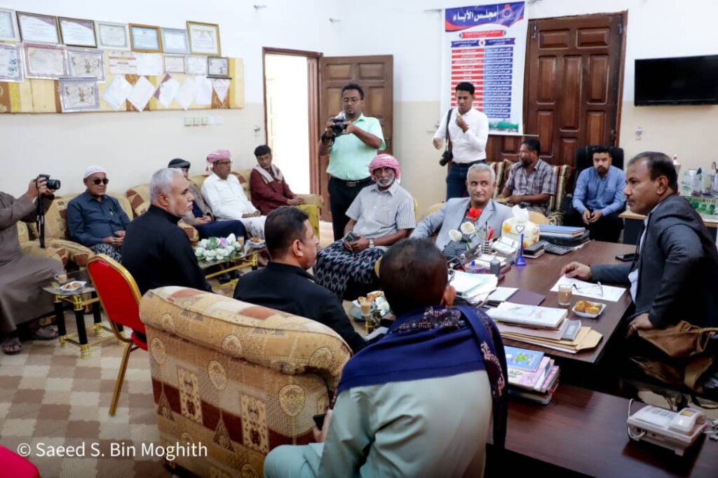 وكيل محافظة حضرموت لشؤون مديرسات الوادي والصحراء الأستاذ عامر سعيد العامري يزور ثانوية ابن حم بتاربة ويتفقد سير الامتحانات النصفية.. وكيل محافظة حضرموت لشؤون مديرسات الوادي والصحراء الأستاذ عامر سعيد العامري يزور ثانوية ابن حم بتاربة ويتفقد سير الامتحانات النصفية..