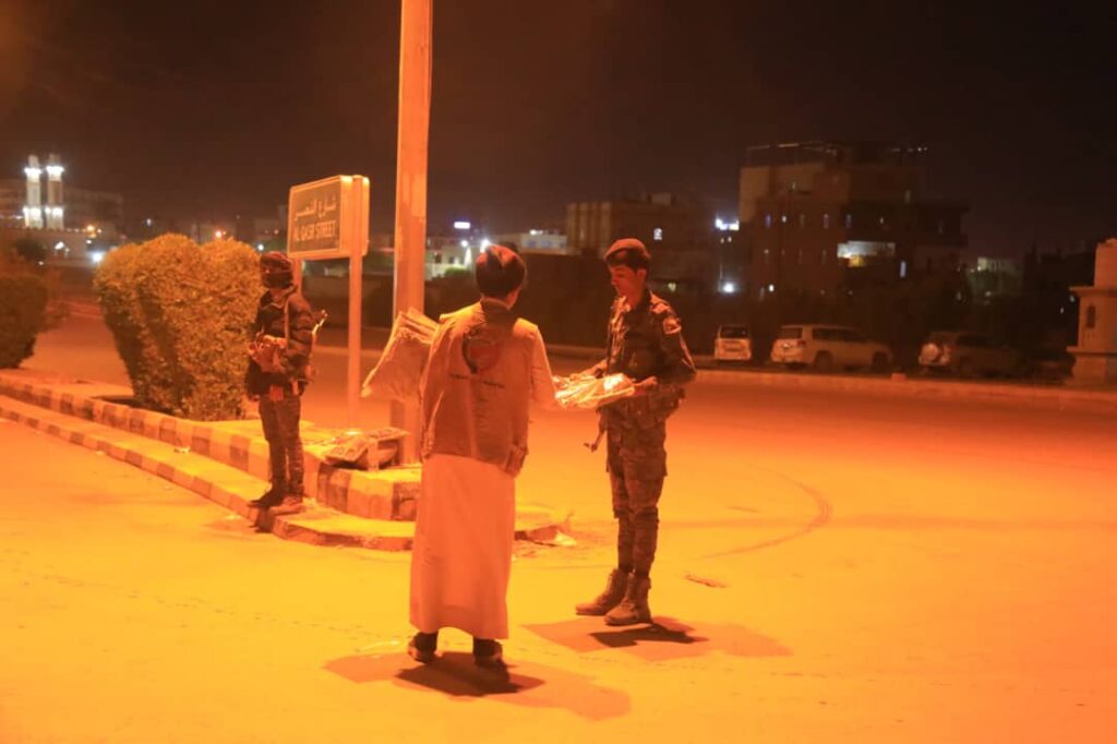 مؤسسة وطن توزع الملابس الشتوية لمرابطي الجيش والأمن في مأرب مؤسسة وطن توزع الملابس الشتوية لمرابطي الجيش والأمن في مأرب