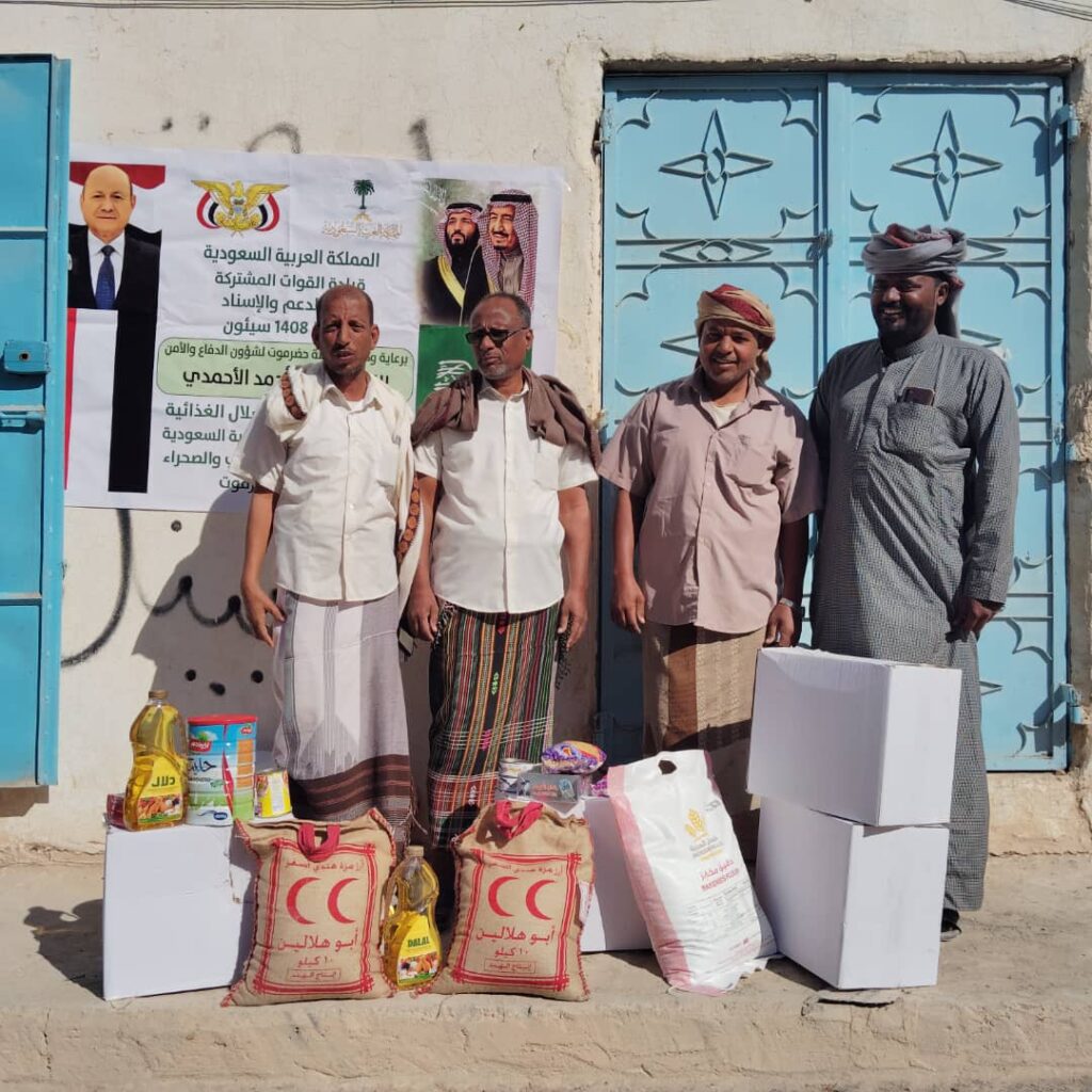 مدير التربية بمديرية زمخ ومنوخ يدشن توزيع السلال الغذائية المقدمة من المملكة العربية السعودية لمعلمي المديرية. مدير التربية بمديرية زمخ ومنوخ يدشن توزيع السلال الغذائية المقدمة من المملكة العربية السعودية لمعلمي المديرية.