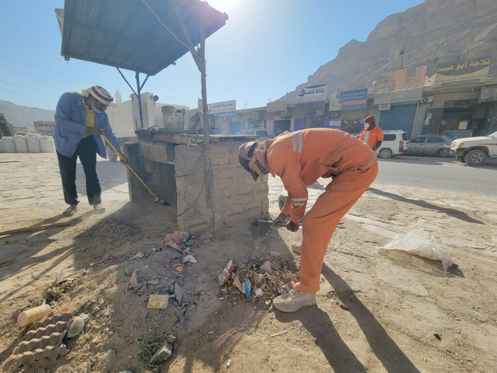 بتوجيهات مدير عام شبام تنفيذ حملة نظافة واسعة في المديرية بتوجيهات مدير عام شبام تنفيذ حملة نظافة واسعة في المديرية