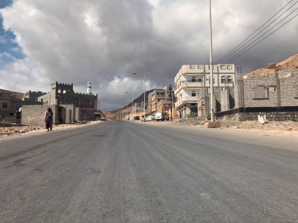 بتوجيهات من السلطة المحلية بالمديرية وبجهود مكتب الأشغال العامة أنطلقت حملة تنظيف الشوارع الرئيسية بالمديرية بتوجيهات من السلطة المحلية بالمديرية وبجهود مكتب الأشغال العامة أنطلقت حملة تنظيف الشوارع الرئيسية بالمديرية