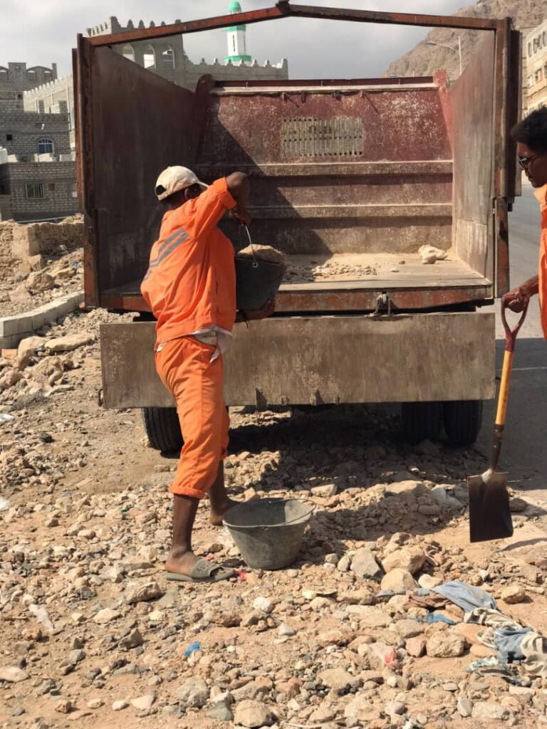 بتوجيهات من السلطة المحلية بالمديرية وبجهود مكتب الأشغال العامة أنطلقت حملة تنظيف الشوارع الرئيسية بالمديرية بتوجيهات من السلطة المحلية بالمديرية وبجهود مكتب الأشغال العامة أنطلقت حملة تنظيف الشوارع الرئيسية بالمديرية