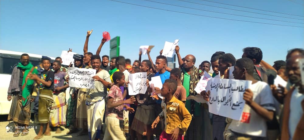 ميفع تشهد وقفة إحتجاجية سلمية تندد بحادثة إطلاق النار على المواطنين من قبل مسلحين ميفع تشهد وقفة إحتجاجية سلمية تندد بحادثة إطلاق النار على المواطنين من قبل مسلحين