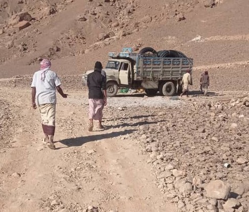 الشيخ باكريت يحل معاناة أبناء منطقة توفد في مديرية دهر الشيخ باكريت يحل معاناة أبناء منطقة توفد في مديرية دهر