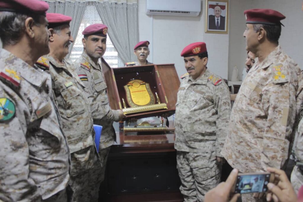 استكمال عملية دور الاستلام والتسليم بين القائد السلف والخلف لقيادة اللواء 135مشاه "شاهد الصور" استكمال عملية دور الاستلام والتسليم بين القائد السلف والخلف لقيادة اللواء 135مشاه "شاهد الصور"