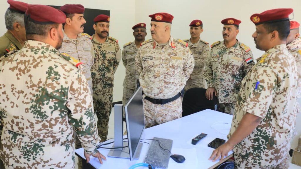 شاهد بالصور قائد المنطقه العسكرية الاولى يدشن اولى نزولاته الميدانيه بزيارة اللواء 101 شرطة جويه . شاهد بالصور قائد المنطقه العسكرية الاولى يدشن اولى نزولاته الميدانيه بزيارة اللواء 101 شرطة جويه .