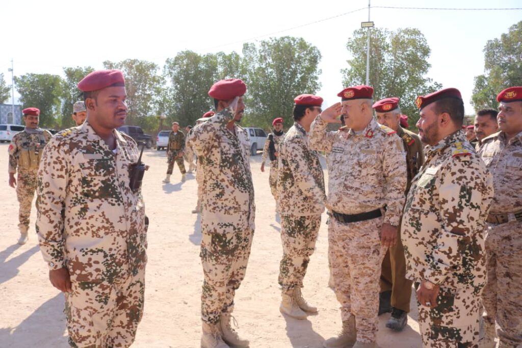 شاهد بالصور قائد المنطقه العسكرية الاولى يدشن اولى نزولاته الميدانيه بزيارة اللواء 101 شرطة جويه . شاهد بالصور قائد المنطقه العسكرية الاولى يدشن اولى نزولاته الميدانيه بزيارة اللواء 101 شرطة جويه .