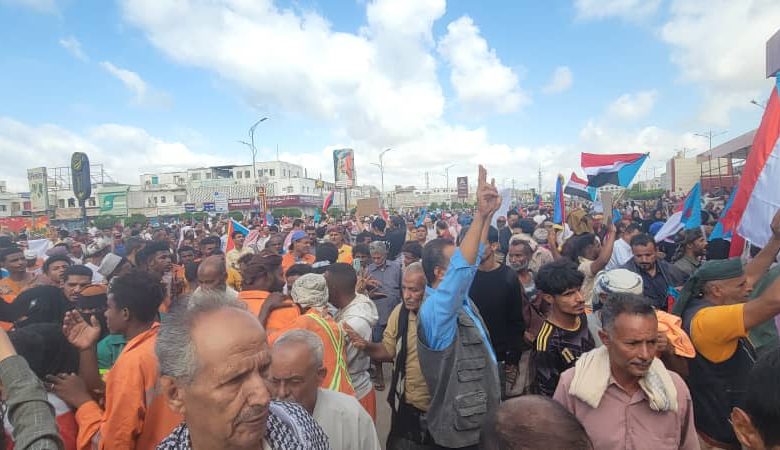 عدن الان .. ساحة العروض بخور مكسر تشهد توافد حشود جماهيرية رافضة لتردي الأوضاع الاقتصادية وتدهور الخدمات وتفشي الفساد "صور" عدن الان .. ساحة العروض بخور مكسر تشهد توافد حشود جماهيرية رافضة لتردي الأوضاع الاقتصادية وتدهور الخدمات وتفشي الفساد "صور"