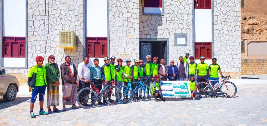 مدير عام دوعن يلتقي بعثة الدراجات بنادي البرق بتريم مدير عام دوعن يلتقي بعثة الدراجات بنادي البرق بتريم