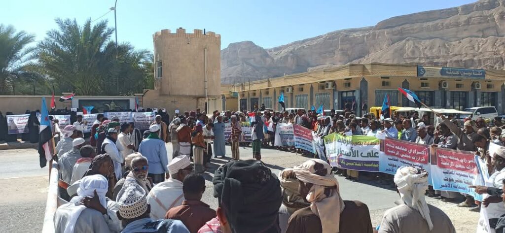 المئات من ابناء حضرموت يشاركون في الوقفة الاحتجاجية للمطالبة بتحسين المعيشة في مدينة سيئون "شاهد الصور" المئات من ابناء حضرموت يشاركون في الوقفة الاحتجاجية للمطالبة بتحسين المعيشة في مدينة سيئون "شاهد الصور"