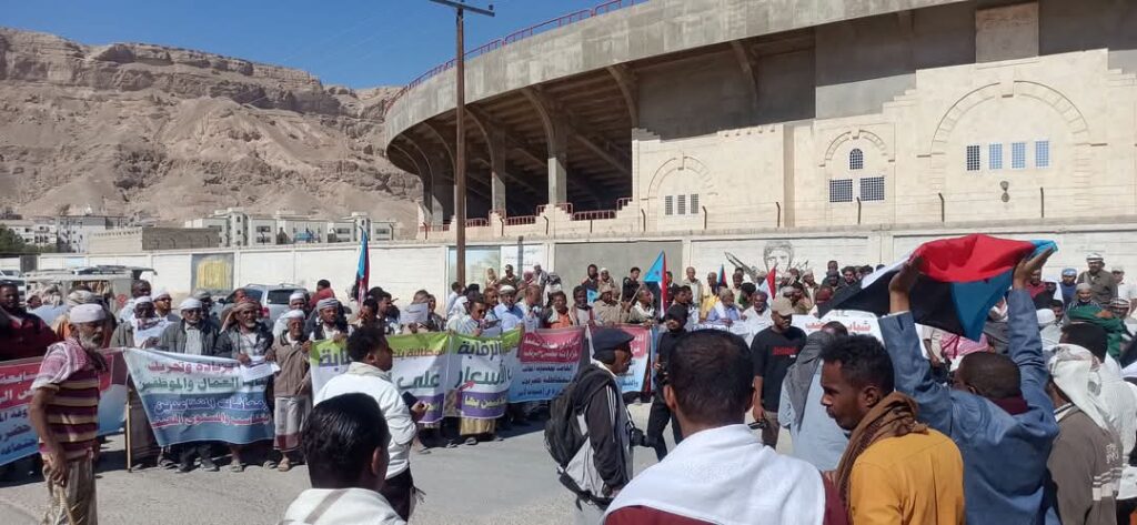المئات من ابناء حضرموت يشاركون في الوقفة الاحتجاجية للمطالبة بتحسين المعيشة في مدينة سيئون "شاهد الصور" المئات من ابناء حضرموت يشاركون في الوقفة الاحتجاجية للمطالبة بتحسين المعيشة في مدينة سيئون "شاهد الصور"