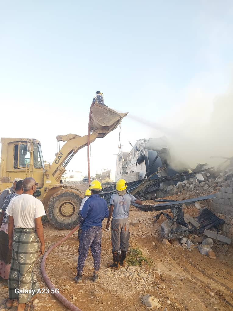 الدفاع المدني يخمد حريقا نشبت في مصنع ارم للصناعات المتنوعة "شاهد الصور" الدفاع المدني يخمد حريقا نشبت في مصنع ارم للصناعات المتنوعة "شاهد الصور"