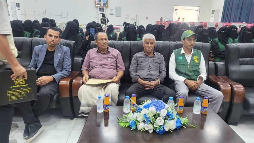 مركز الملك سلمان للإغاثة والاعمال الانسانية وجمعية "إنسان" يوزعان أدوات المهنة لمعيلات الأيتام في مدينة الشحر مركز الملك سلمان للإغاثة والاعمال الانسانية وجمعية "إنسان" يوزعان أدوات المهنة لمعيلات الأيتام في مدينة الشحر