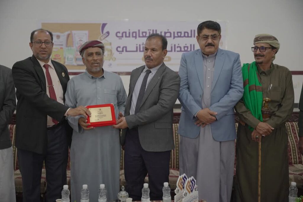 الوكيل العامري يفتتح المعرض التعاوني الغذائي الثاني بوادي العين الوكيل العامري يفتتح المعرض التعاوني الغذائي الثاني بوادي العين