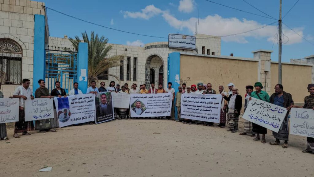 حضرموت : وقفة احتجاجية في الديس الشرقية تطالب بالإبقاء على القاضي رأفت باشامخة "شاهد صور" حضرموت : وقفة احتجاجية في الديس الشرقية تطالب بالإبقاء على القاضي رأفت باشامخة "شاهد صور"