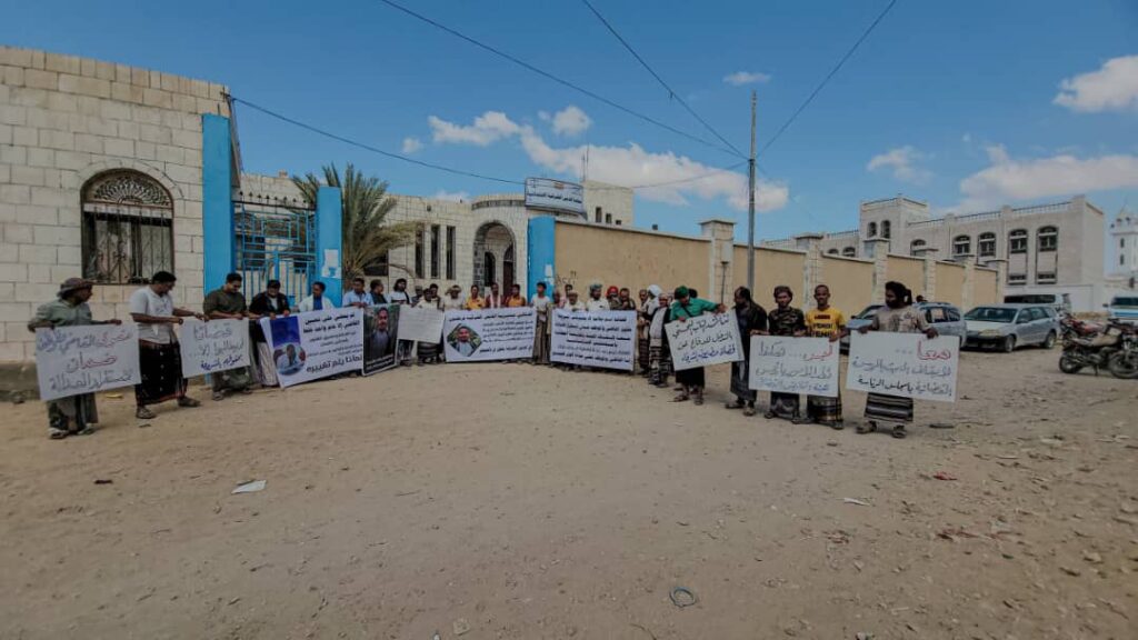 حضرموت : وقفة احتجاجية في الديس الشرقية تطالب بالإبقاء على القاضي رأفت باشامخة "شاهد صور" حضرموت : وقفة احتجاجية في الديس الشرقية تطالب بالإبقاء على القاضي رأفت باشامخة "شاهد صور"