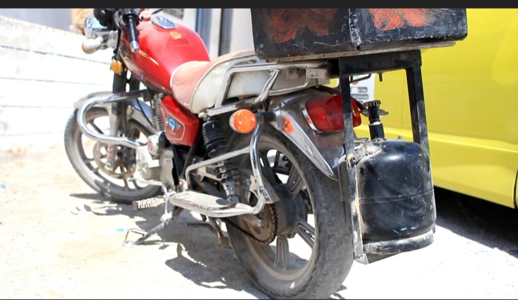 شاهد بالصور .. الحملة التفتيشية المشتركه لضبط المركبات المحولة للعمل بوقود الغاز المسال بطرق عشوائية في مدينة الشحر بساحل حضرموت شاهد بالصور .. الحملة التفتيشية المشتركه لضبط المركبات المحولة للعمل بوقود الغاز المسال بطرق عشوائية في مدينة الشحر بساحل حضرموت