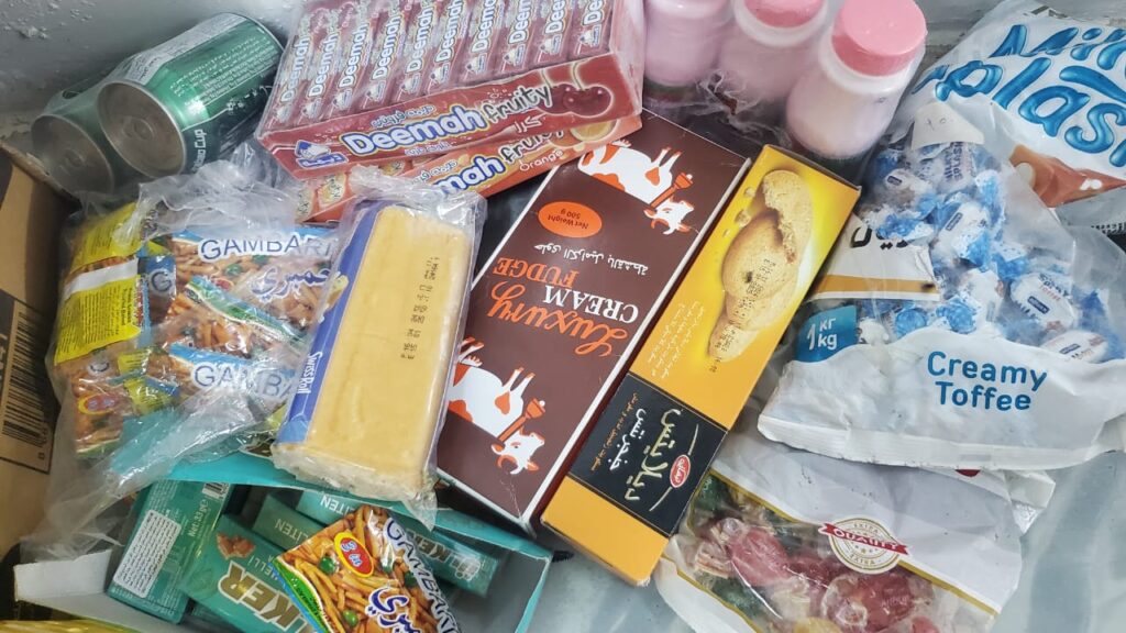 شاهد بالصور .. ضبط مواد غذائية فاسدة وانتهاكات صحية في عدد من المطاعم والبوفيهات بالشحر شاهد بالصور .. ضبط مواد غذائية فاسدة وانتهاكات صحية في عدد من المطاعم والبوفيهات بالشحر